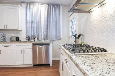 Luxe Bartram Beach Retreat 4bd - 3ba